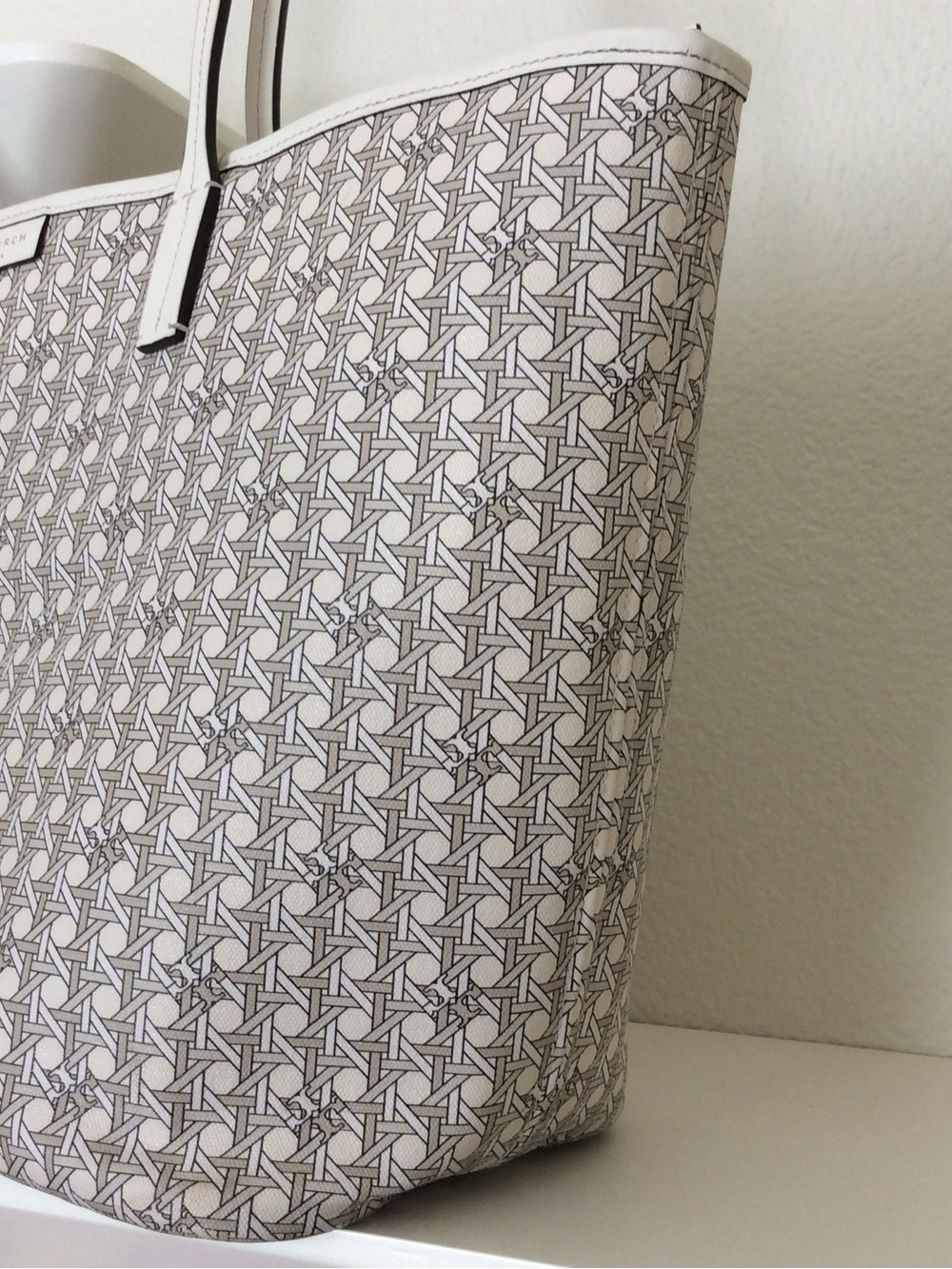 Tory Burch Ever Ready Cream and Black Tote with Matching Wristlet - Picture 4 of 17